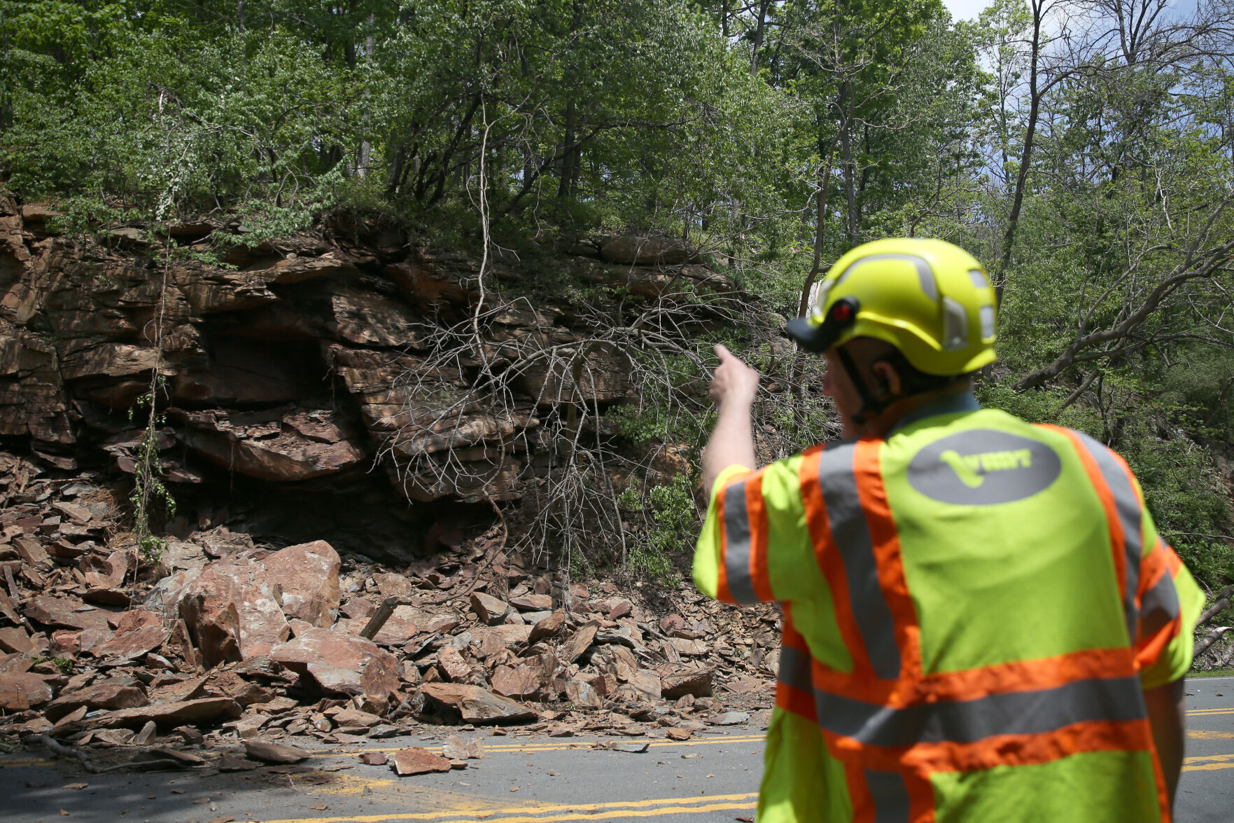 050421-cdp-news-rockslide087.JPG